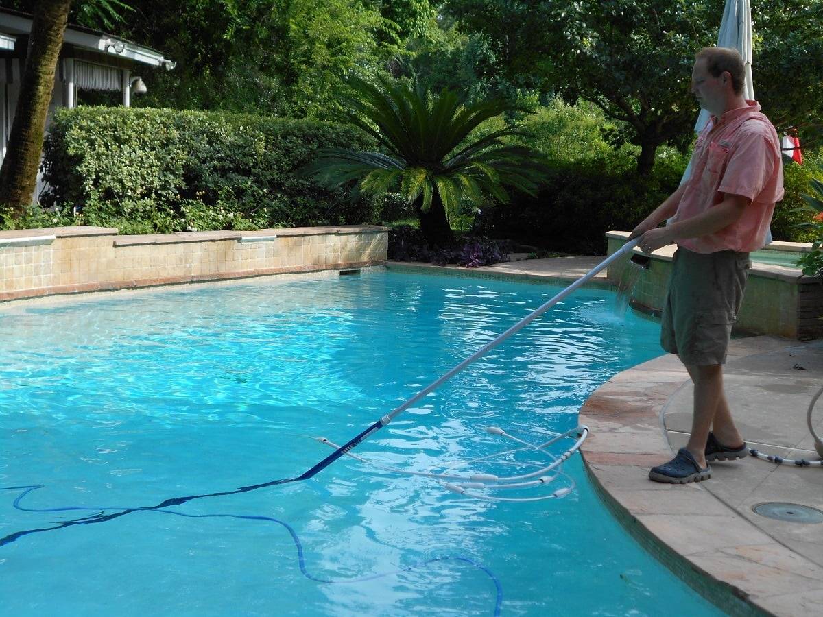 Keep Your Water Sparkling with a Friendswood Pool Cleaning