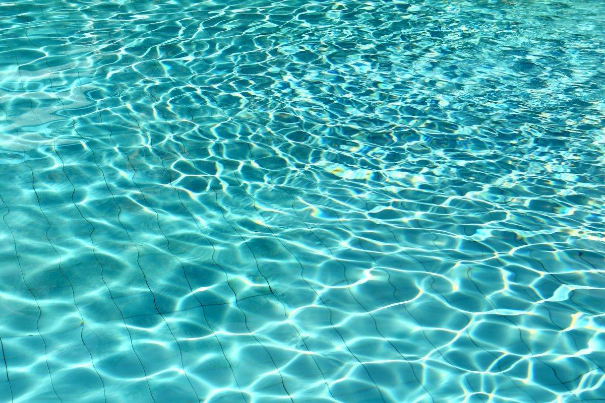 Chlorine vs Salt Pools – 4 Myths to Help You Decide